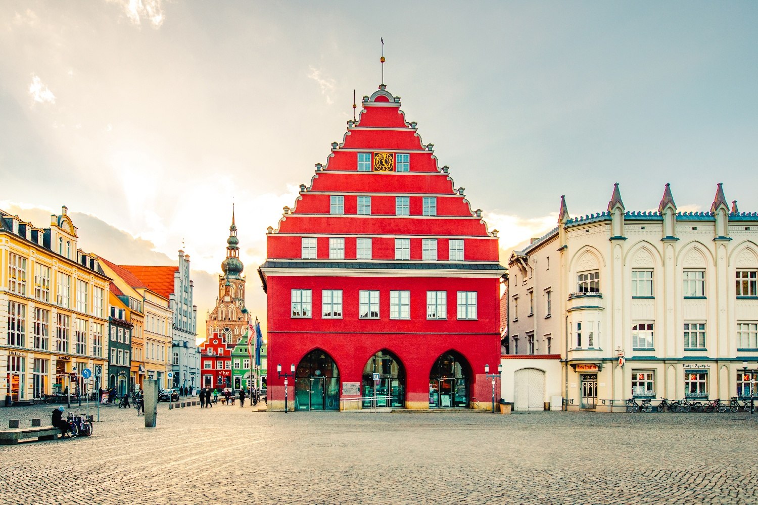 Greifswalds rotes Rathaus hinter einem leeren Marktplatz