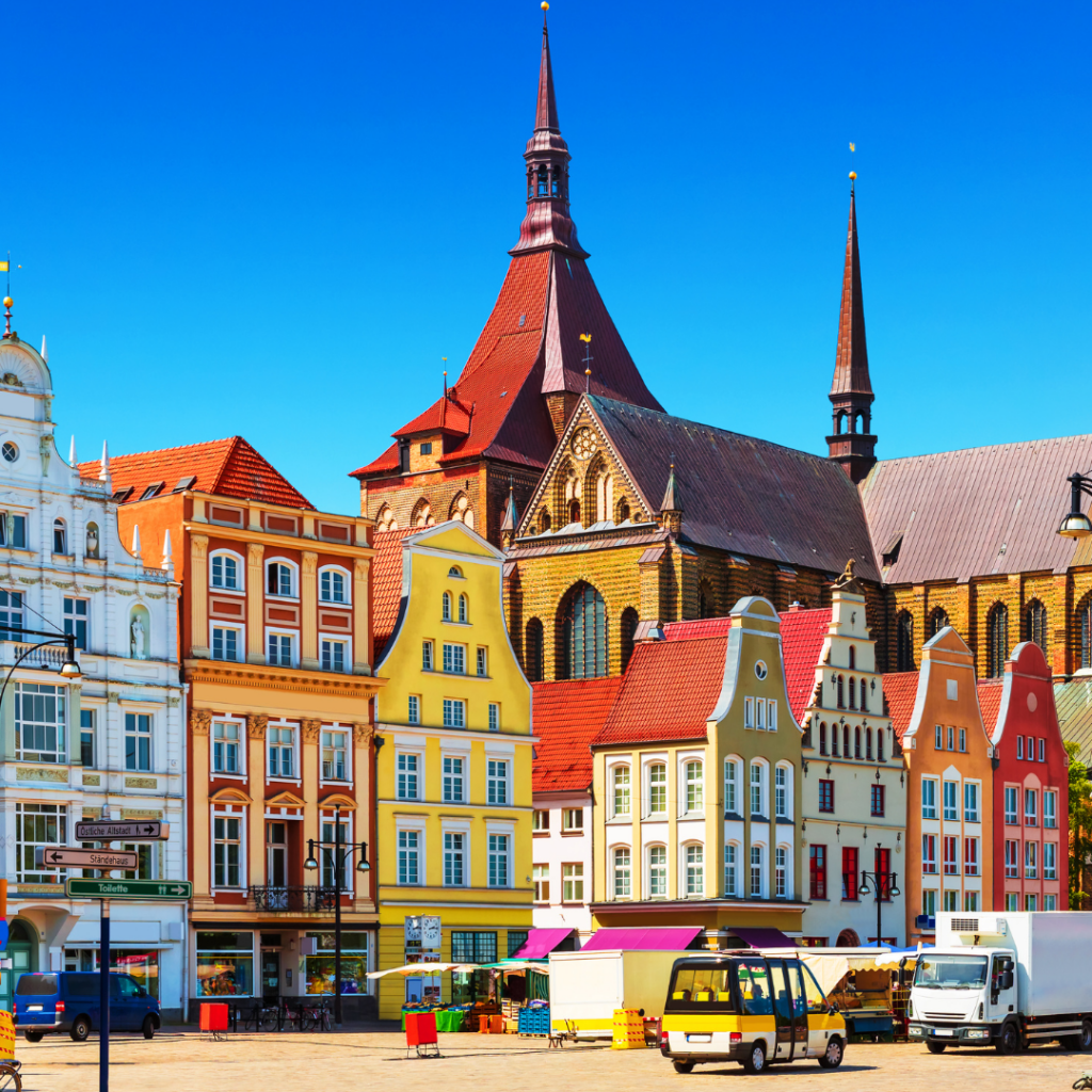 Häuserfassaden der Rostocker Innenstadt mit dem Hinweis Gewerbeanmeldung in Mecklenburg-Vorpommern