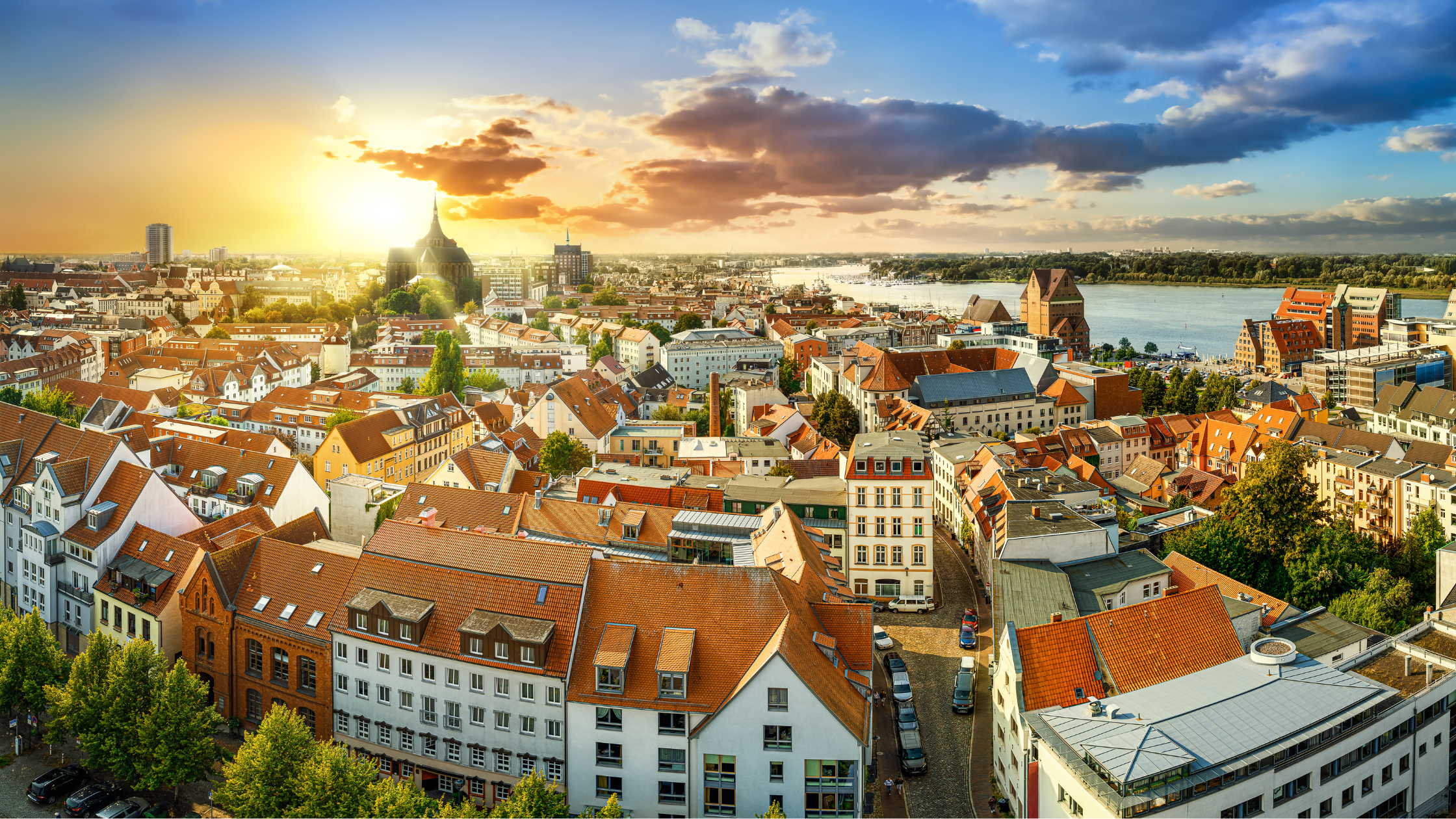 Rostocker Innenstadt aus der Vogelperspektive bei beginnendem Sonnenuntergang