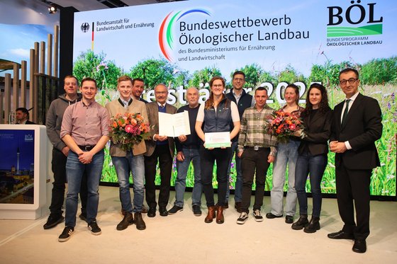 zu sehen ist ein Siegerteam im Bundeswettbewerb Ökologischer Landbau