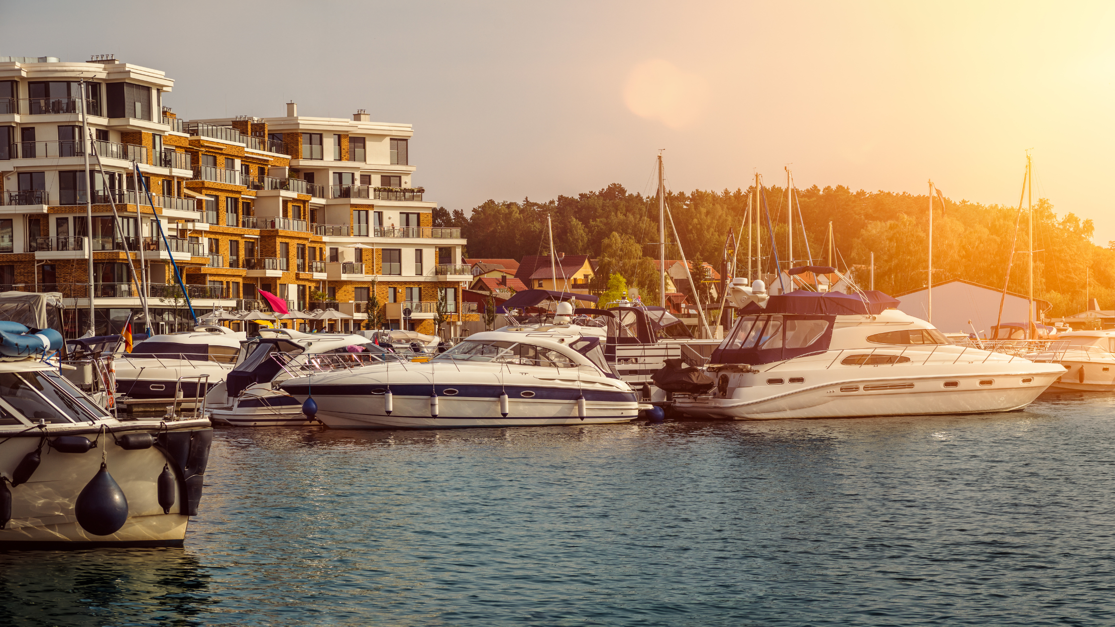 Schnellboote in der Marina in Waren an der Müritz bei Sonnenuntergang