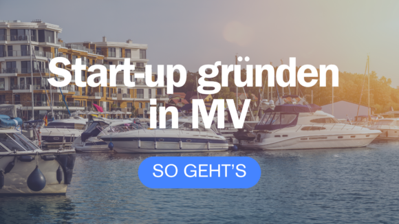 Überschrift "Start-up gründen in MV" und im Hintergrund Schnellboote in der Marina in Waren an der Müritz bei Sonnenuntergang