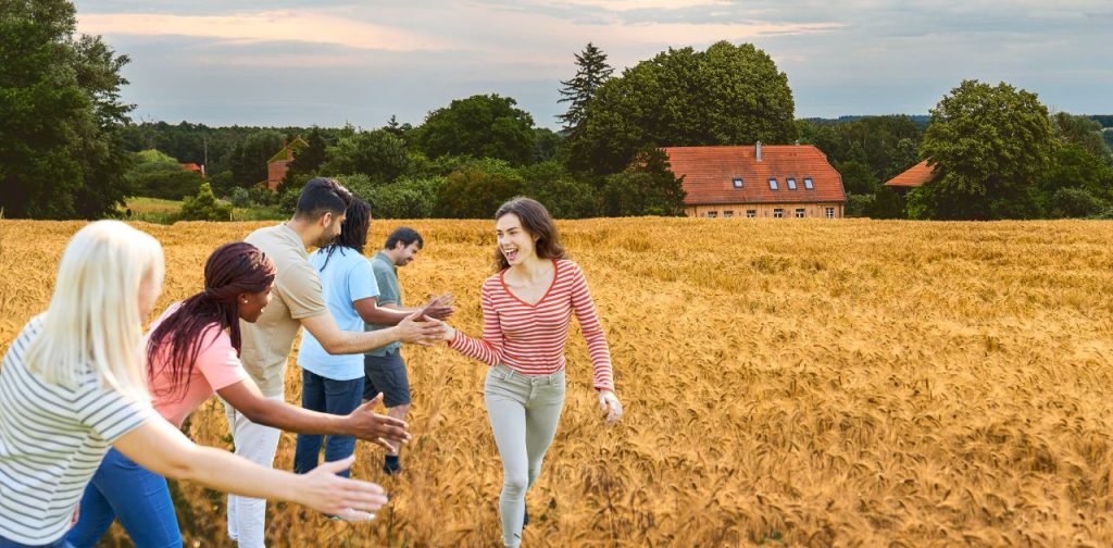 Menschen auf einem Getreidefeld in Mecklenburg-Vorpommern als Symbol für Gründen auf dem Land und innovative Start-ups im ländlichen Raum.