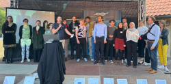 Junge Gründer und Gründerinnen präsentieren ihre Ideen beim UNIQUE-Ideenwettbewerb 2025 auf der Bühne in Greifswald