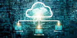 Symbolbild für Cloud Report: Grafische Darstellung einer Cloud-Nutzung, 3 Laptops sind verbunden durch eine Cloud