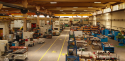 Symbolbild für Investitionssofortprogramm: Blick in eine Fabrikhalle