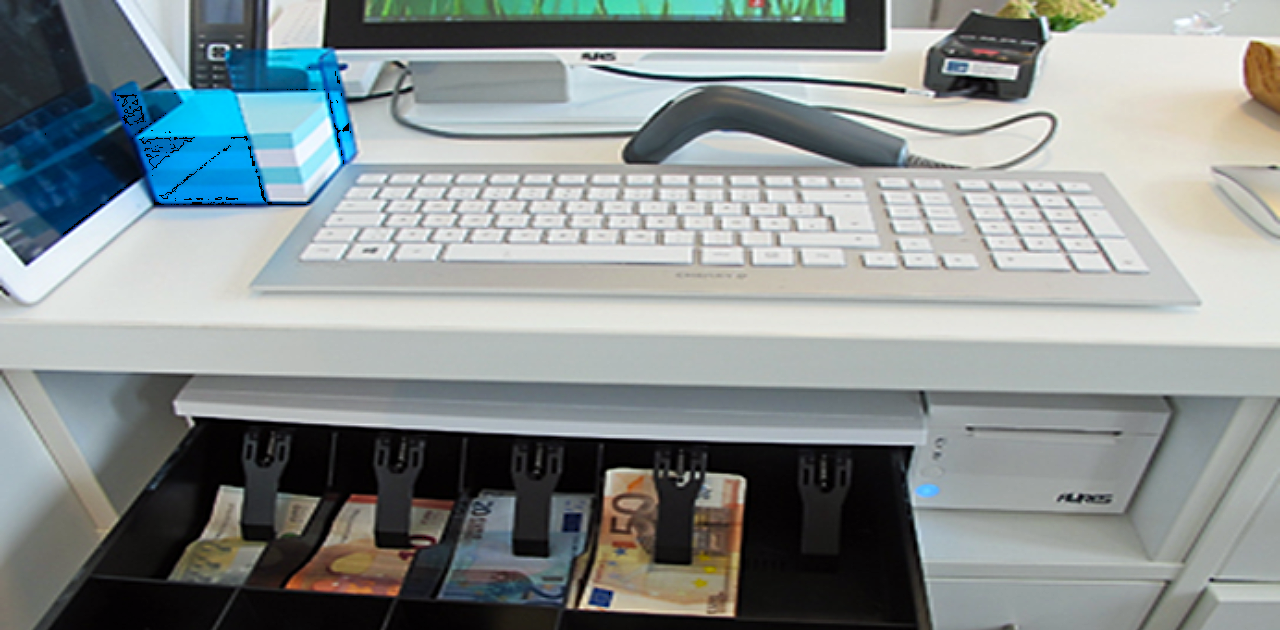 Symbolbild für Kassensysteme: Registrierkasse mit geöffnetem Geldfach