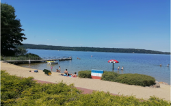 Synonym für Tourismusbarometer: Blick auf einen kleinen Strand mit Badegästen