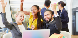 Start-up-Team jubelt gemeinsam über einen Erfolg – Symbolbild für gelungene Kooperationen mit Start-ups.