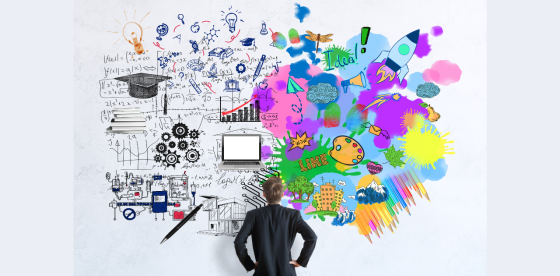 Person steht vor einer Grafik zum Thema kreatives und analytisches Denken – mit Symbolen für Ideen, Struktur und Problemlösung.