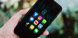 Symbolbild für Social Media-Kanäle: Smartphone mit Social Media-Symbolen