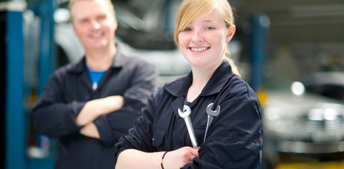 Junge Auszubildende bei der Arbeit, im Hintergrund steht der Ausbilder – Symbolbild für die Ausbildungskosten, die Gründer tragen.