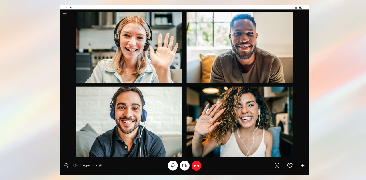 Vier Personen in einem Videocall bei der digitalen Zusammenarbeit im Home-Office als Beispiel für Remote Co-Branding