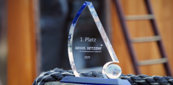 Foto vom Pokal für den 1. Platz im Businessplanwettbewerb in Form eines gläsernen Segels