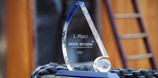 Foto vom Pokal für den 1. Platz im Businessplanwettbewerb in Form eines gläsernen Segels