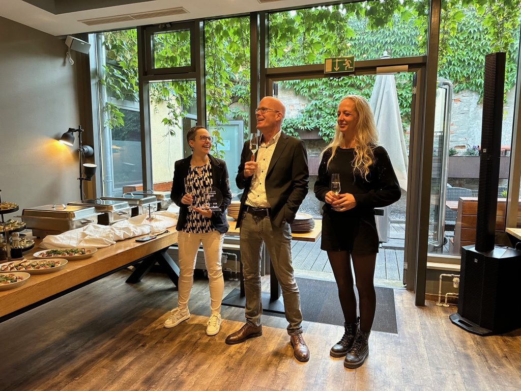 Gründerpaar Wencke und Thomas Witte mit Mitarbeiterin Anja bei der Feier zur Auszeichnung als Wachstumschampion 2026 in der Genusswelt Schwerin.
