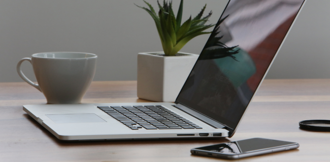 Symbolbild für das Pilotprojekt "Einfacher gründen per App": Laptop und Smartphone auf einem Tisch