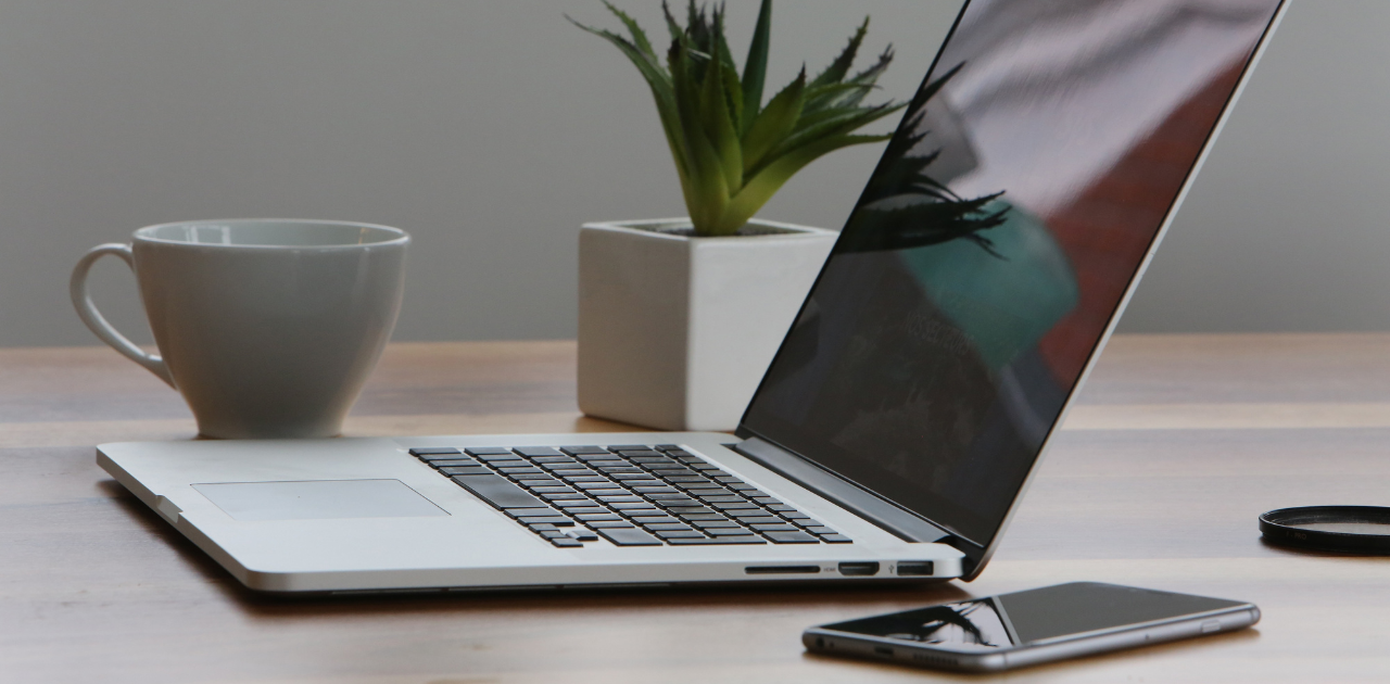 Symbolbild für das Pilotprojekt "Einfacher gründen per App": Laptop und Smartphone auf einem Tisch