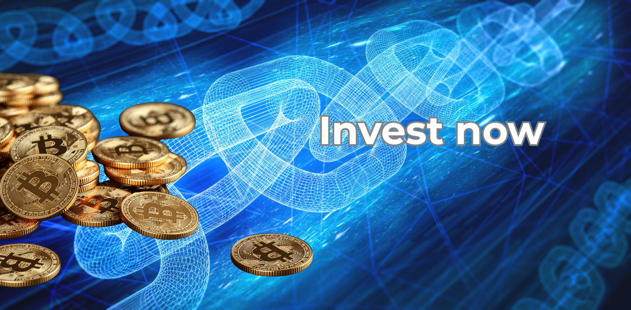 Goldene Bitcoin-Münzen vor einem blauen Blockchain-Hintergrund mit dem Schriftzug ‚Invest now‘ – Symbol für digitale Investitionen und Tokenisierung.