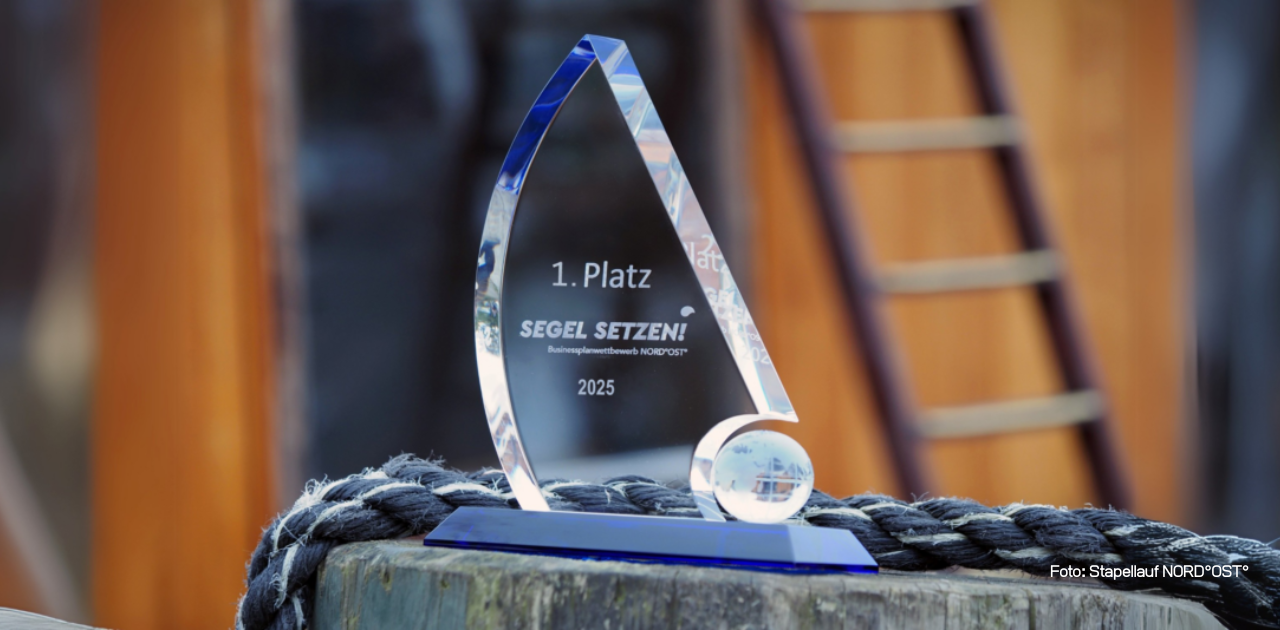 Foto vom Gewinnerpreis beim Businessplanwettbewerb „SEGEL SETZEN!“