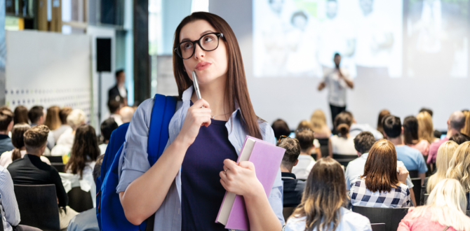 Symbolbild für das Programm "KarriereStartMentoring M-V": Junge Frau mit einem College-Buch unter dem Arm hält einen Stift an den Mund und scheint zu überlegen