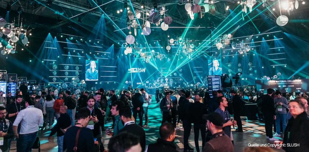 Symbolbild für die Veranstaltung Slush: Blick in eine Slush-Halle mit vielen Personen