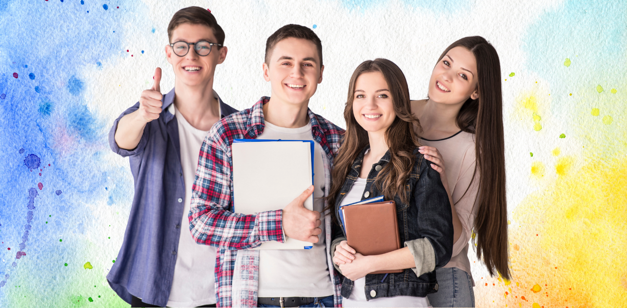 Gruppe von vier Personen mit Ordnern und Notizbüchern vor einem bunten Aquarell-Hintergrund, symbolisiert Teamarbeit und Schülerprojekte.