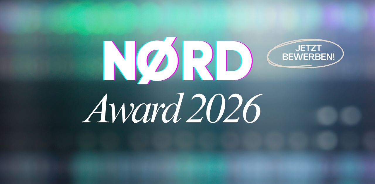 Grafik zum NØRD Award 2026 mit dem Schriftzug „Jetzt bewerben!“ auf blau-grünem Hintergrund
