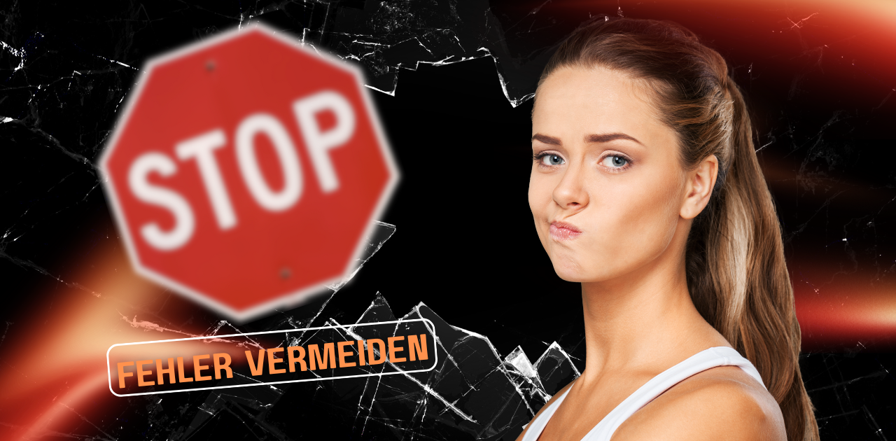 im Hintergrund ein Stop-Schild, davor der Text "Fehler vermeiden", rechtsdavor eine junge Frau, die den Mund verzieht
