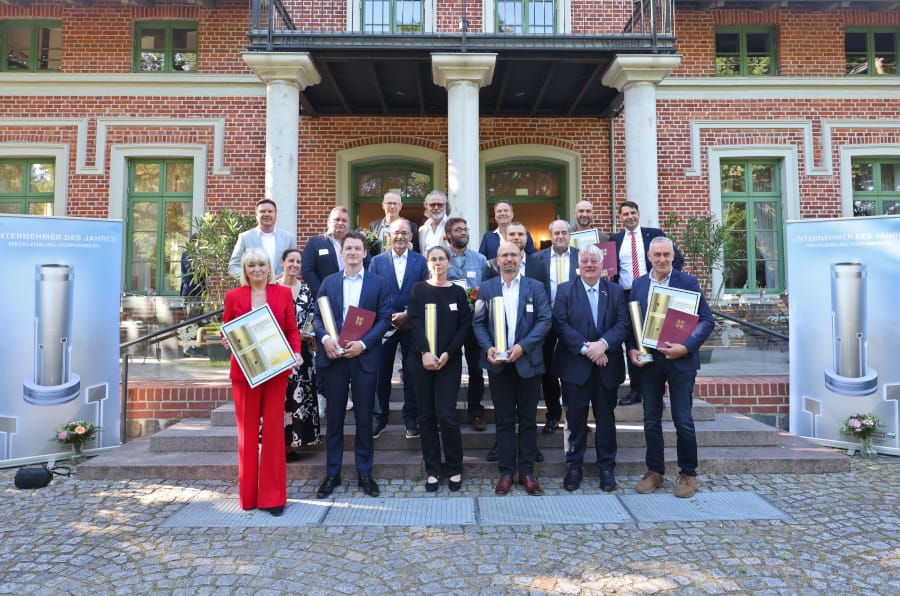 Preisträgerinnen und Preisträger der Auszeichnung „Unternehmer des Jahres in MV“ 2025 stehen auf der Bühne und halten ihre Urkunden; Foto: Wirtschaftsministerium / Danny Gohlke.