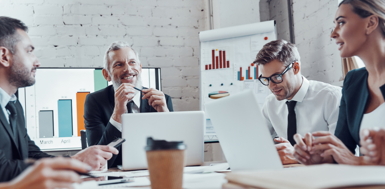 Team aus kleinen und mittleren Unternehmen arbeitet gemeinsam an Strategie, Finanzierung und Unternehmensentwicklung.