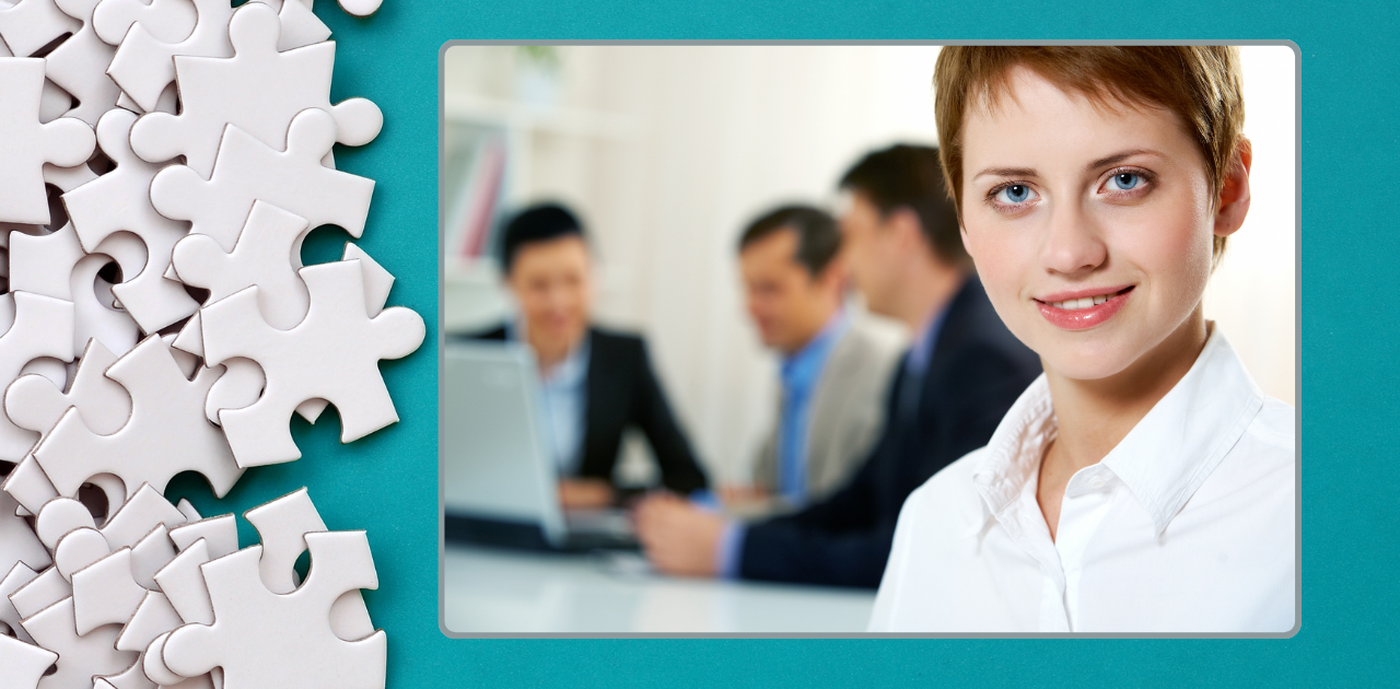 Teamszene in einem Arbeitsumfeld, ergänzt durch Puzzleteile, die für Zusammenarbeit, Struktur und Arbeitgeberattraktivität durch Gesundheitsförderung stehen.