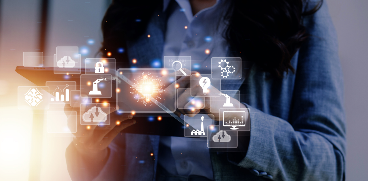 Person tippt auf eine digitale Wand, auf der verschiedene Symbole zu sehen sind, die mit Wirtschaft zu tun haben