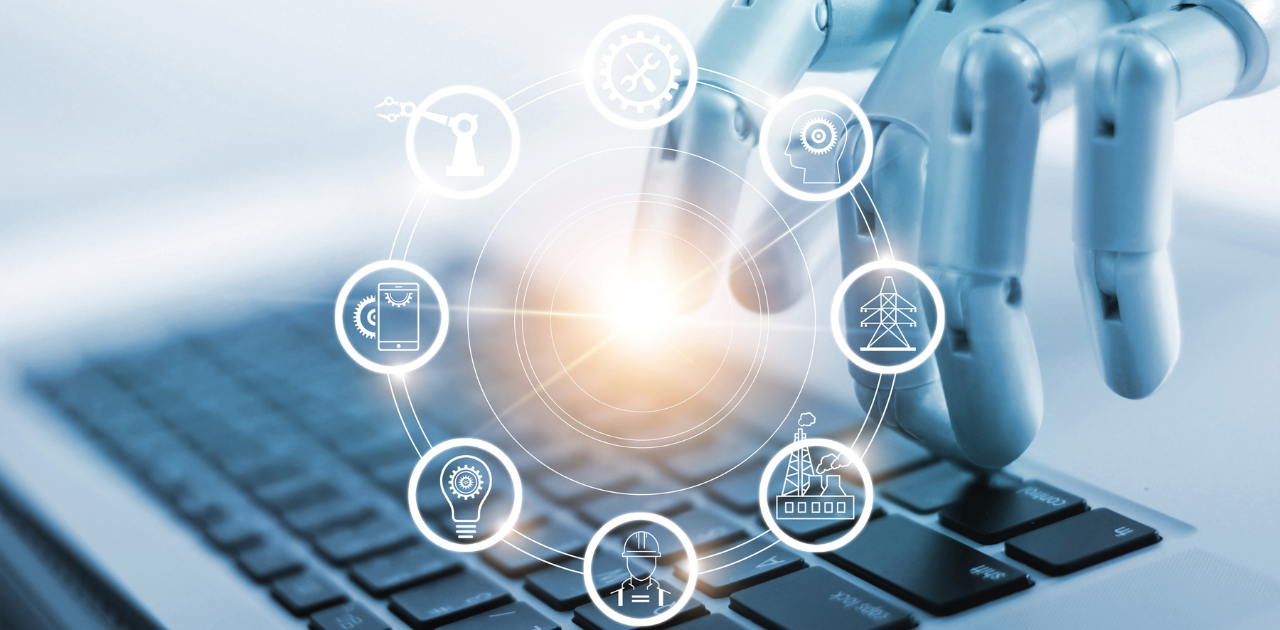 eine Roboterhand tippt auf einer Tastatur, ausgehend vom Berührungspunkt erscheinen im Kreis diverse Symbole, die mit Energie und Wirtschaft zu tun haben