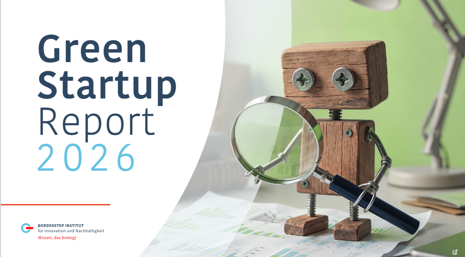 Deckblatt des Green Startup Reports 2026: es zeigt eine Männchen aus Holzklötzchen, das durch eine Lupe auf Unterlagen auf einem Schreibtisch guckt