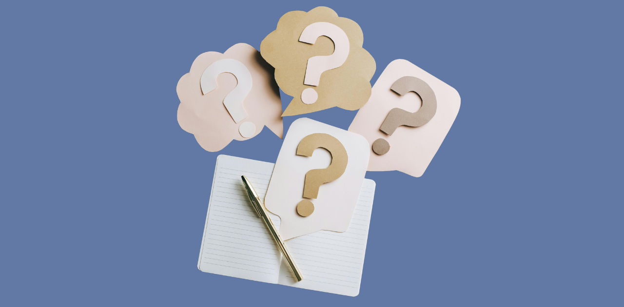 Sprech- und Gedankenblasen mit Fragezeichen über einem offenen Notizbuch und Stift, symbolisch für unausgesprochene Gründerfragen.