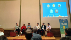 6 Personen sitzen vor einem Publikum bei einer Podiumsdiskussion