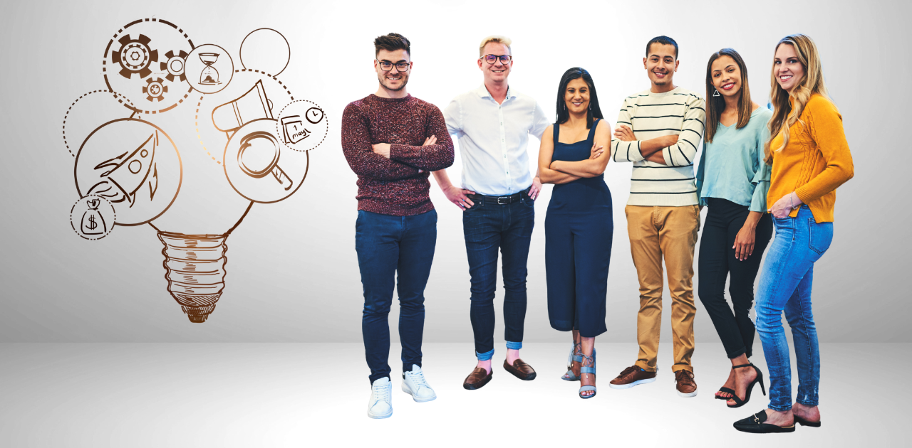 Gruppe junger Menschen steht nebeneinander; links daneben eine gezeichnete Glühbirne mit Symbolen für Innovation wie Zahnräder, Rakete und Lautsprecher.