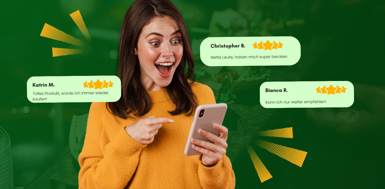 Person schaut sehr erfreut auf ihr Smartphone. Sie liest positive Kundenbewertungen, deren Inhalt als Blasen rechts und links von eingeblendet werden.
