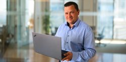Portraitaufnahme einer Person im Business-Outfit im Außenbereich vor unscharfem Hintergrund, verwendet als Titelbild für ein Interview zur Bürgschaftsbank Mecklenburg-Vorpommern und Finanzierungsthemen.
