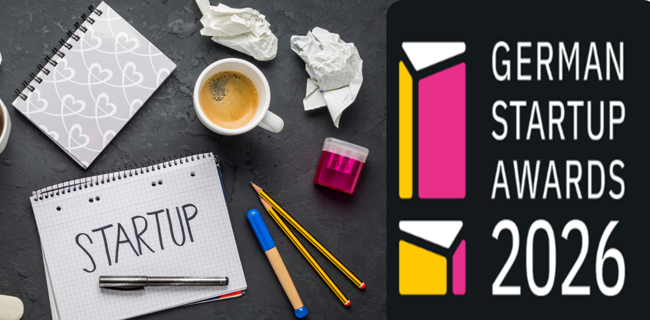 links der Blick auf kleinen Schreibetisch mit verschiedenen Utensilien und einem Schreibblock mit dem Wort "Startup", rechts das Logo von den German Startup Awards