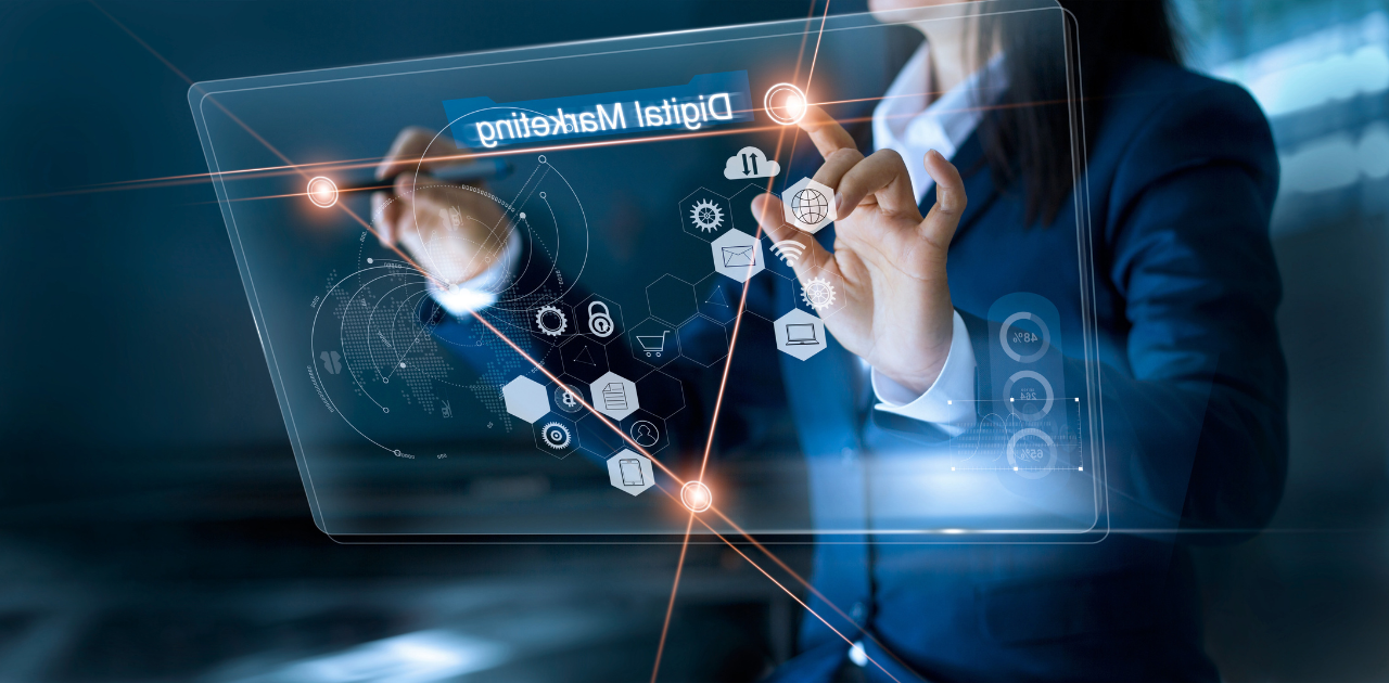 Person tippt auf eine digitale durchsichtige Wand mit Symbolen