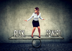 Selbstständigkeit als Balanceakt zwischen Risiko und Chance – Person balanciert auf Plattform mit „Risk“ und „Reward“