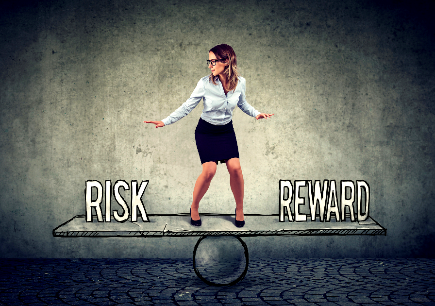 Selbstständigkeit als Balanceakt zwischen Risiko und Chance – Person balanciert auf Plattform mit „Risk“ und „Reward“