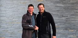 Bernd Witak und Tony Kowalewski besiegeln die Unternehmensnachfolge bei ENOC Industrietechnik mit einem Handschlag