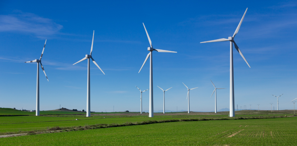 Windenergieanlagen in einer grünen Landschaft, passend zur Gesetzesnovelle Bürger- und Gemeindebeteiligung MV für Energie-Start-ups.