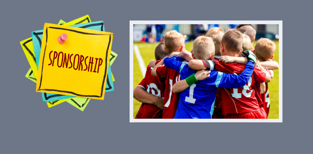 Kinderteam steht im Kreis auf einem Sportfeld, daneben grafisches Schild mit dem Wort „Sponsorship“. Darstellung von Sponsoring im Jugend- und Vereinssport.
