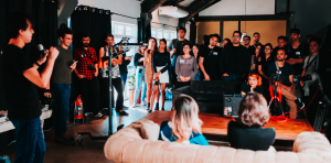 de:hub Pitch Night 2026 Startup Pitch vor Publikum in Event-Location