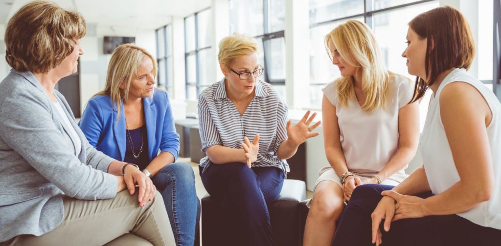 Frauen im Austausch bei einem Mentoring-Programm für Frauen in Führungspositionen in Mecklenburg-Vorpommern
