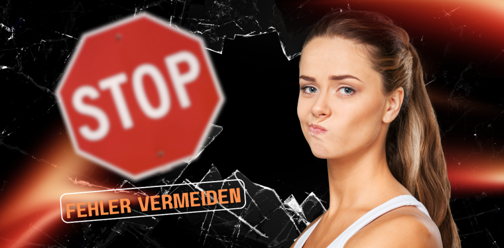 im Hintergrund ein Stop-Schild, davor der Text "Fehler vermeiden", rechtsdavor eine junge Frau, die den Mund verzieht